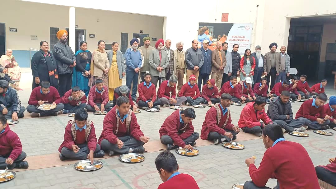 आशा किरण स्कूल में बच्चों के लिए लंगर का आयोजन